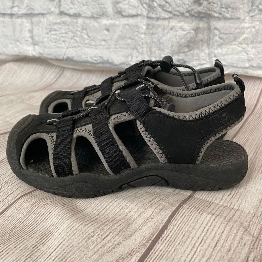 Rugged Outback sz 2 boys slip on water/outdoor shoes w/adjustable Cinch closure
